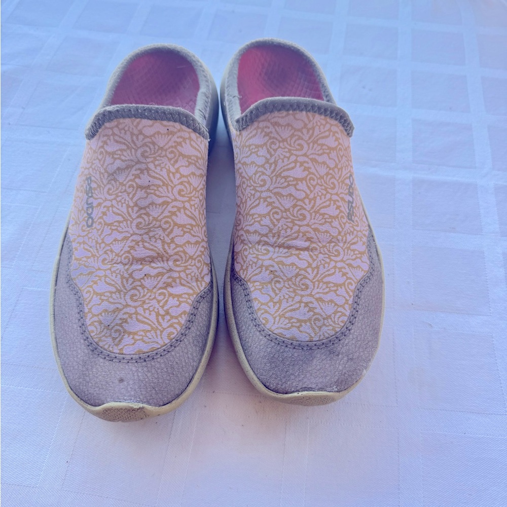 Psudo woman slip on athletic shoe size 11